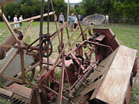 Machine a foin Deering (Fete de la Moisson St Simeon de Bressieux 2006) (2)